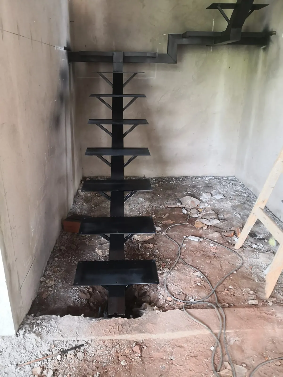 Escalera de hierro — trabajo de Metalúrgica Lira en Mariano Roque Alonso