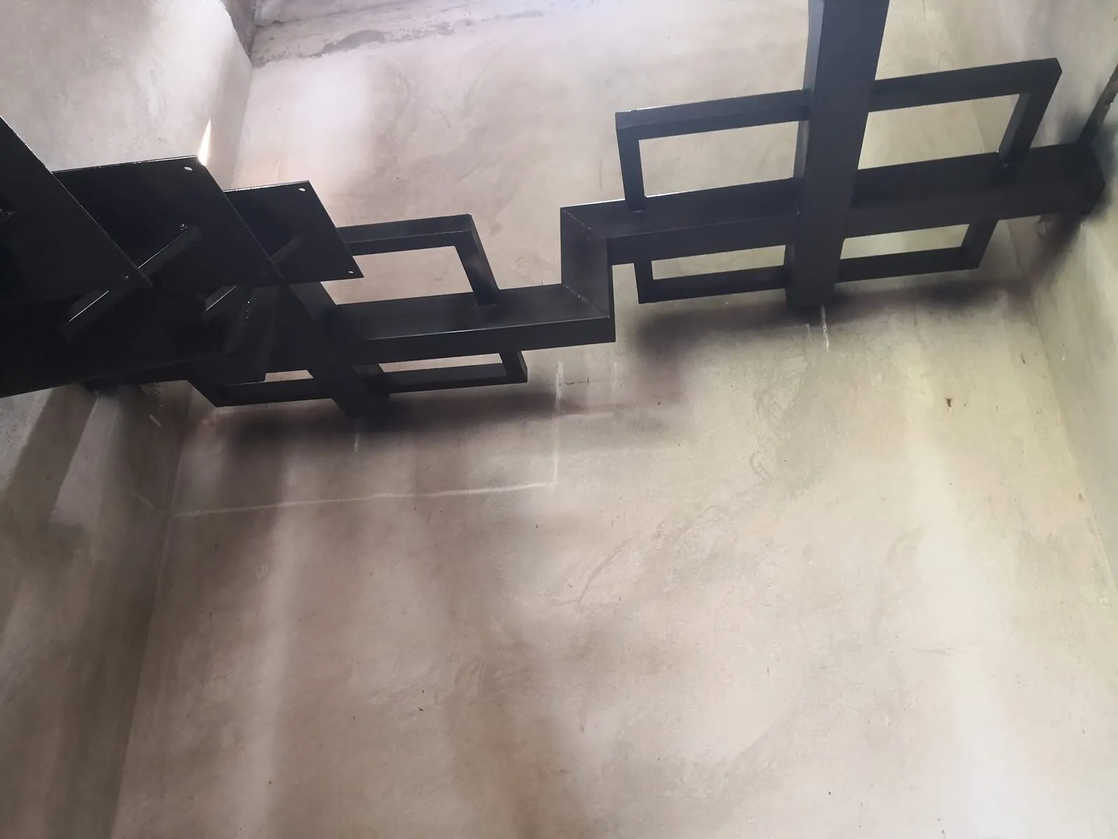 Escalera zigzag — trabajo de Metalúrgica Lira en Mariano Roque Alonso