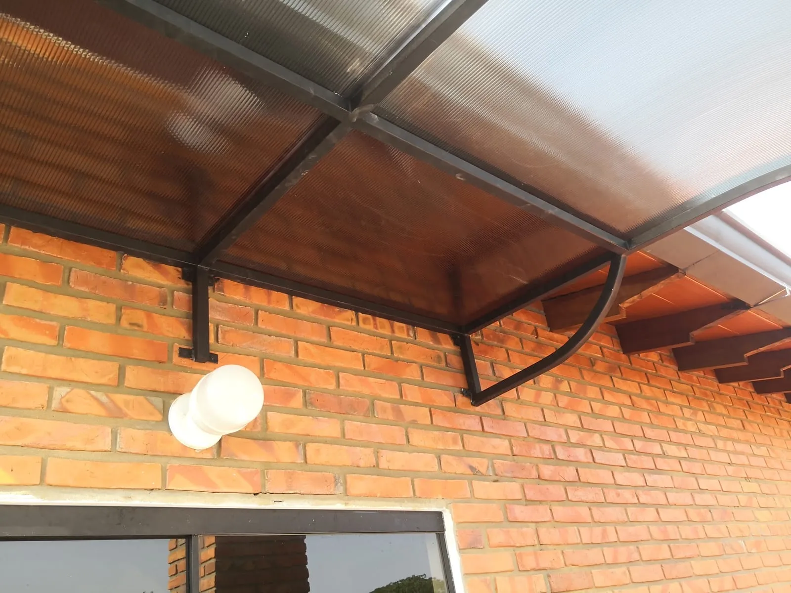 Alero con cielo de madera — trabajo de Metalúrgica Lira en Mariano Roque Alonso