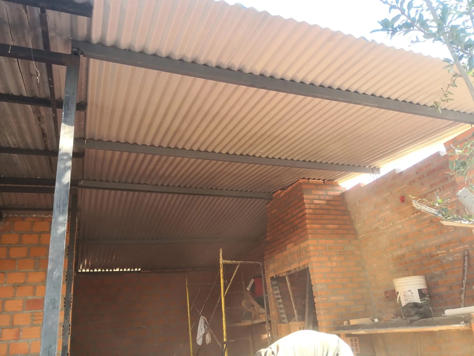 Galeria con techo de chapa — trabajo de Metalúrgica Lira en Mariano Roque Alonso
