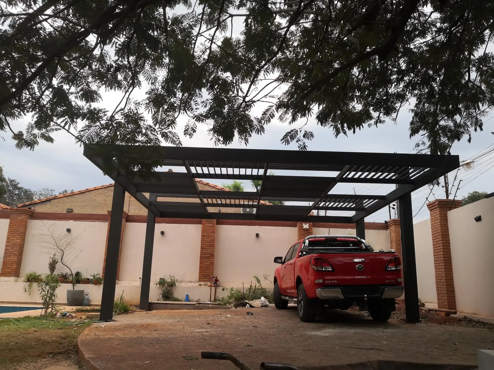 Pergola para cochera — trabajo de Metalúrgica Lira en Mariano Roque Alonso