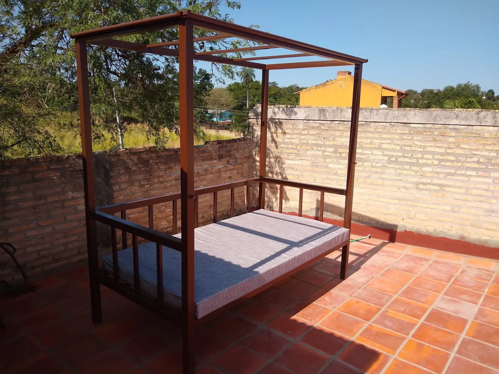 Cama con dosel 2 — trabajo de Metalúrgica Lira en Mariano Roque Alonso