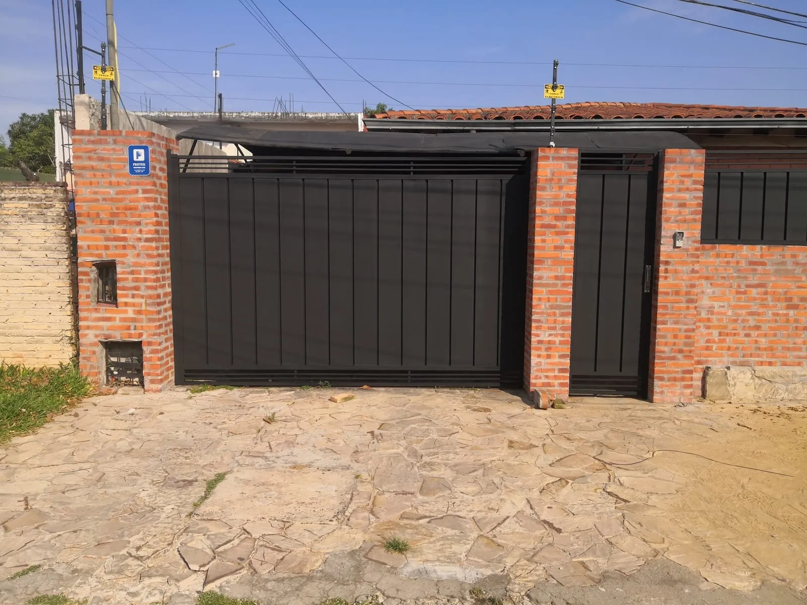 Porton corredizo de frente — trabajo de Metalúrgica Lira en Mariano Roque Alonso