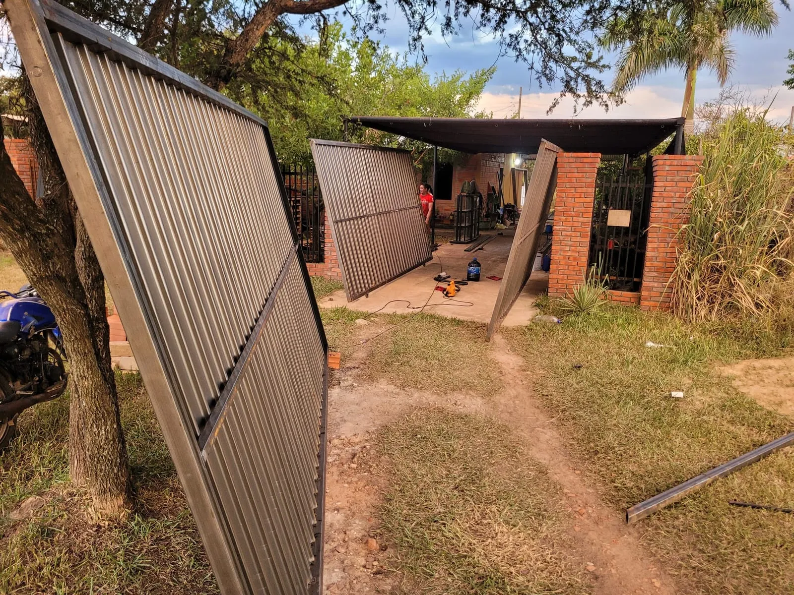 Porton de chapa 2 — trabajo de Metalúrgica Lira en Mariano Roque Alonso