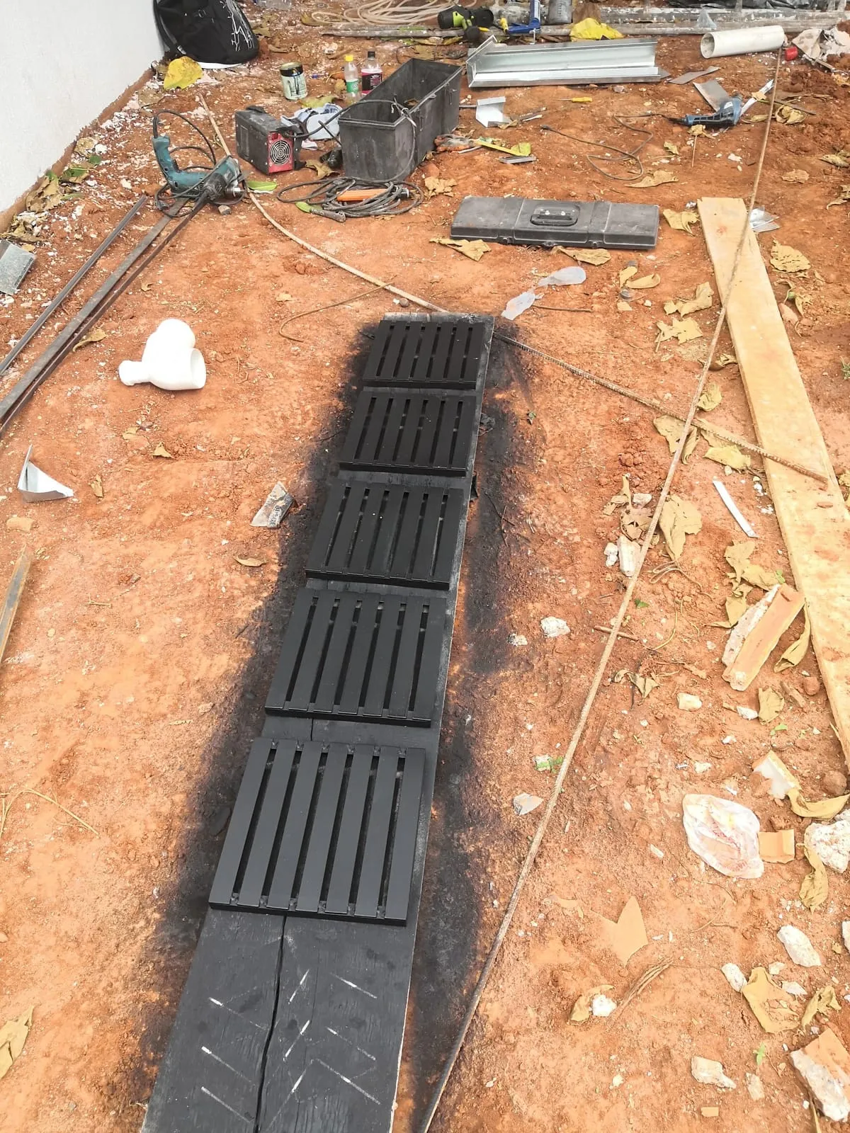 Porton en obra — trabajo de Metalúrgica Lira en Mariano Roque Alonso